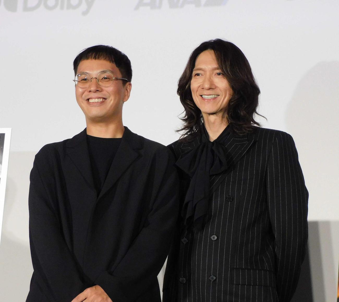 「みらいのうた」の舞台あいさつに登場した吉井和哉（右）とエリザベス宮地監督（左）（撮影・寺本吏輝）