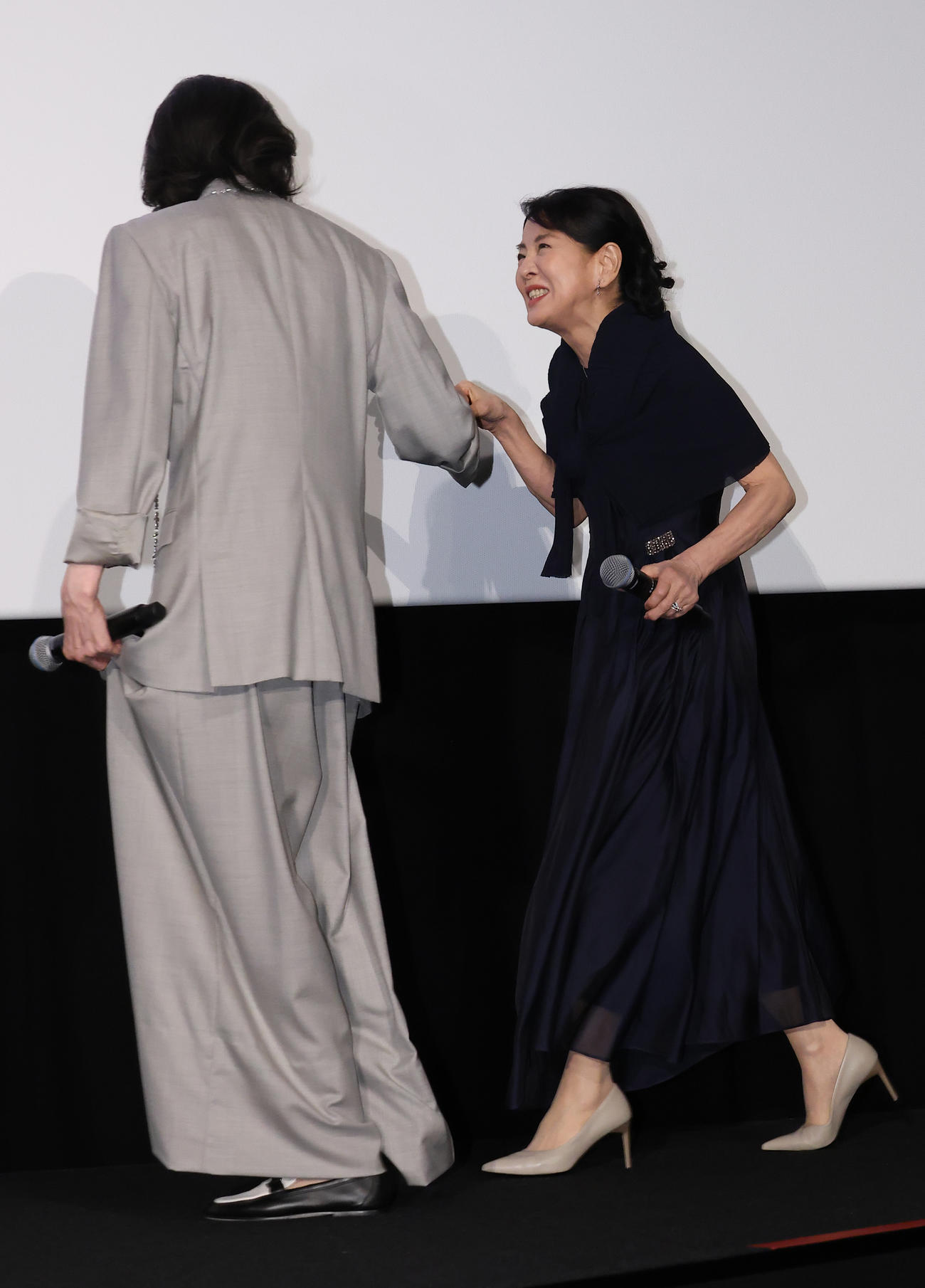 映画「てっぺんの向こうにあなたがいる」初日舞台あいさつで手を差し伸べる天海祐希（左）を笑顔で見つめる吉永小百合（撮影・中島郁夫）