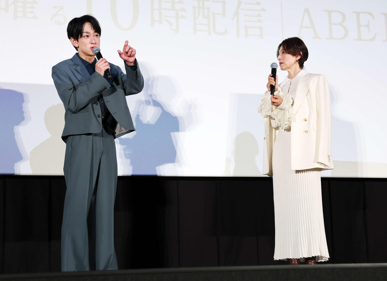 舞台あいさつに臨む横山裕（左）と鈴木保奈美（撮影・鈴木正人）