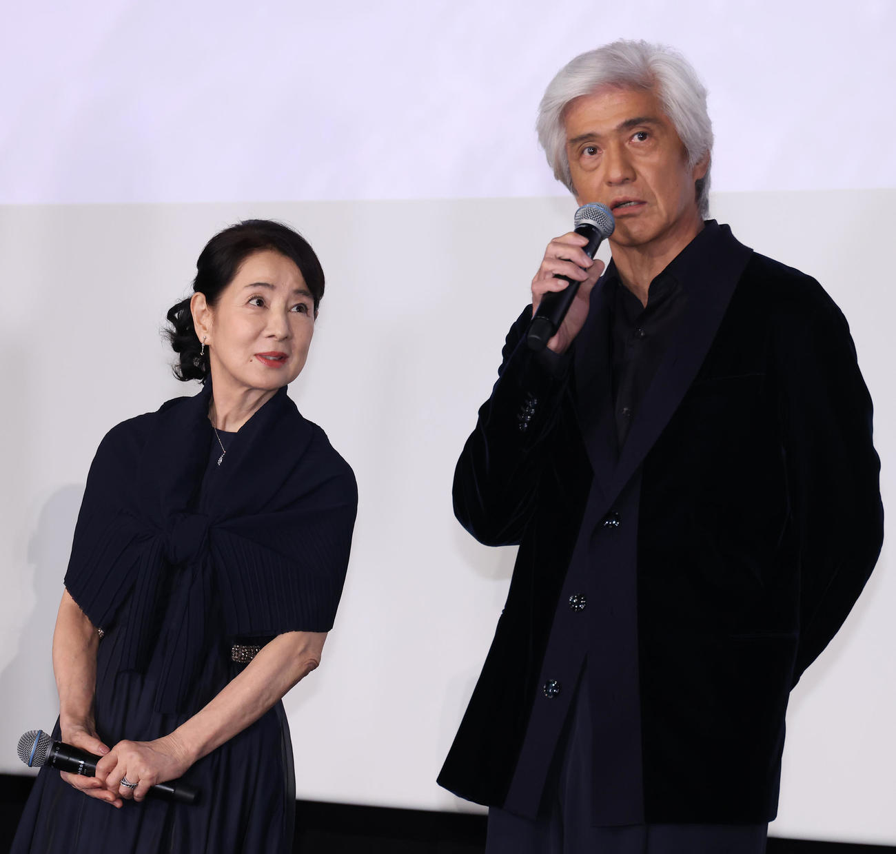 映画「てっぺんの向こうにあなたがいる」初日舞台あいさつを行った吉永小百合（左）と佐藤浩市（撮影・中島郁夫）