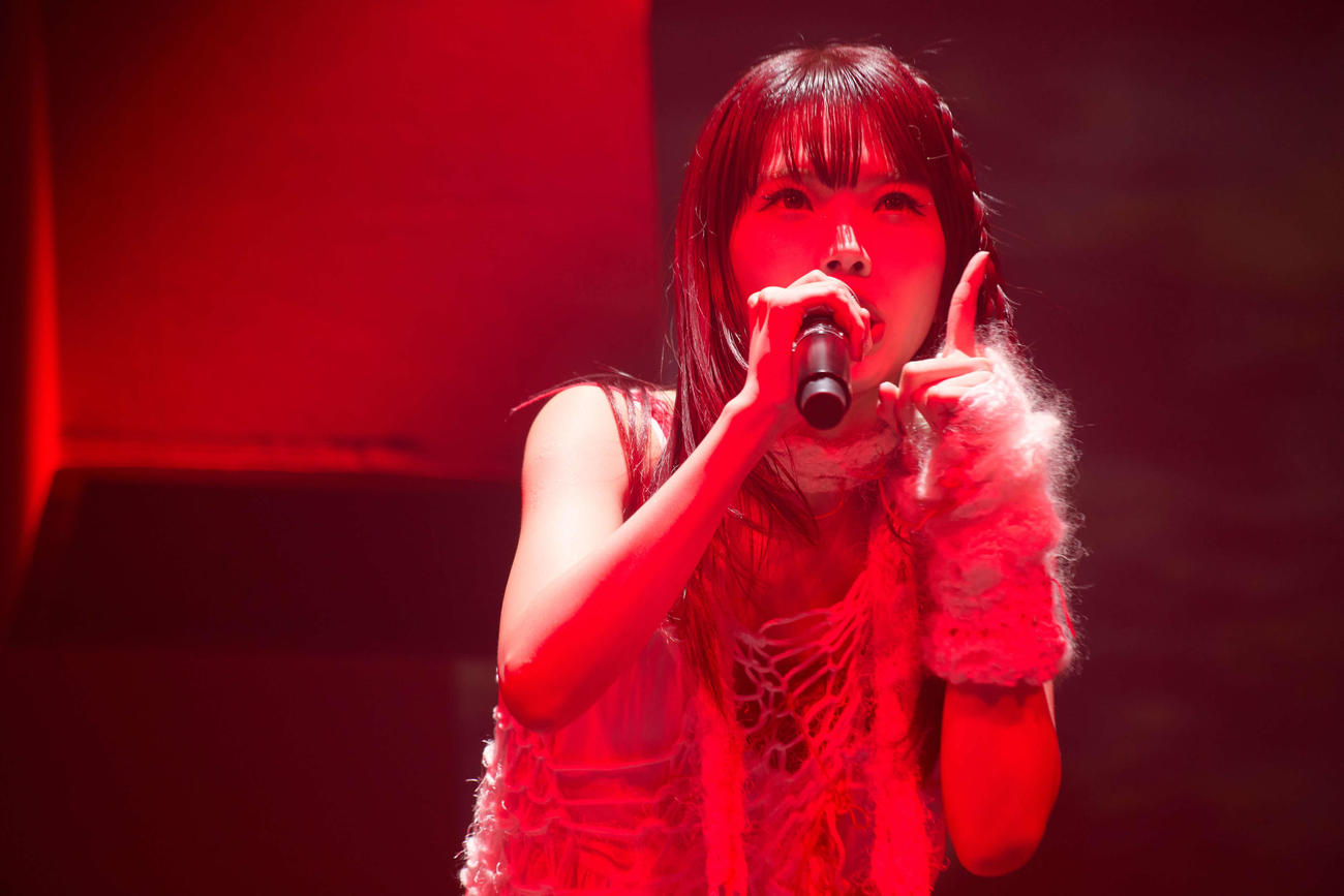 全国ツアー「革命道中」最終公演で歌唱するアイナ・ジ・エンド