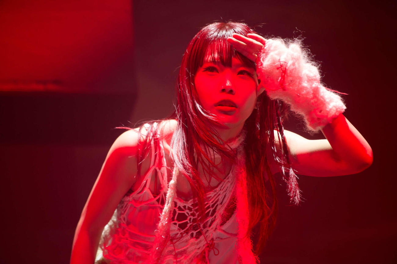 全国ツアー「革命道中」最終公演で、観客をあおるアイナ・ジ・エンド