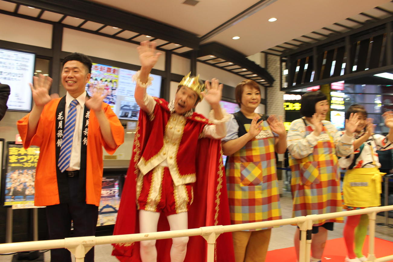 終演後、観客を見送る間寛平GM（赤いマント）、右へ五十嵐サキ、酒井藍。左は吉田裕