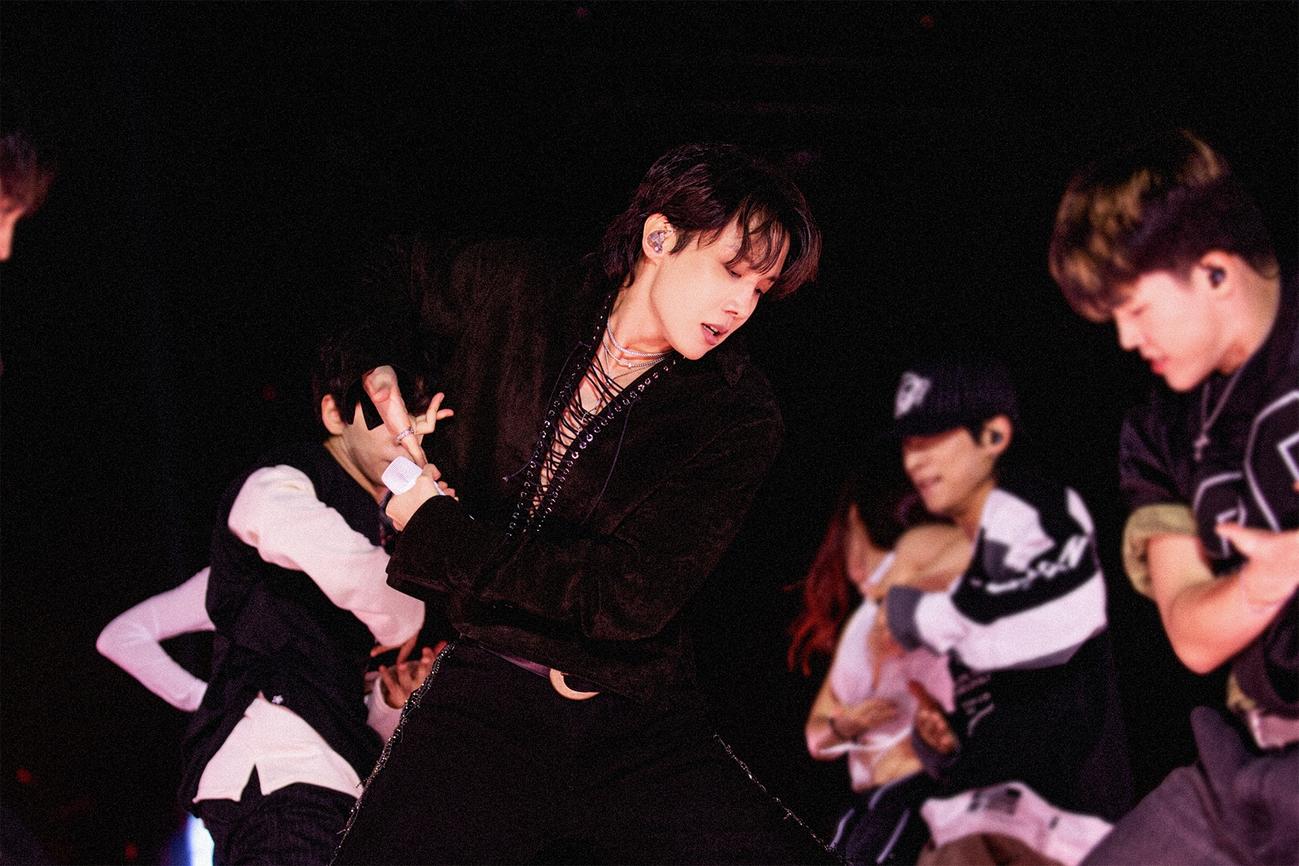 JIN初のソロワールドツアーファイナル「#RUNSEOKJIN_EP.TOUR_ENCORE」にゲスト出演したJ－HOPE（中央）　(P)＆(C)BIGHIT MUSIC