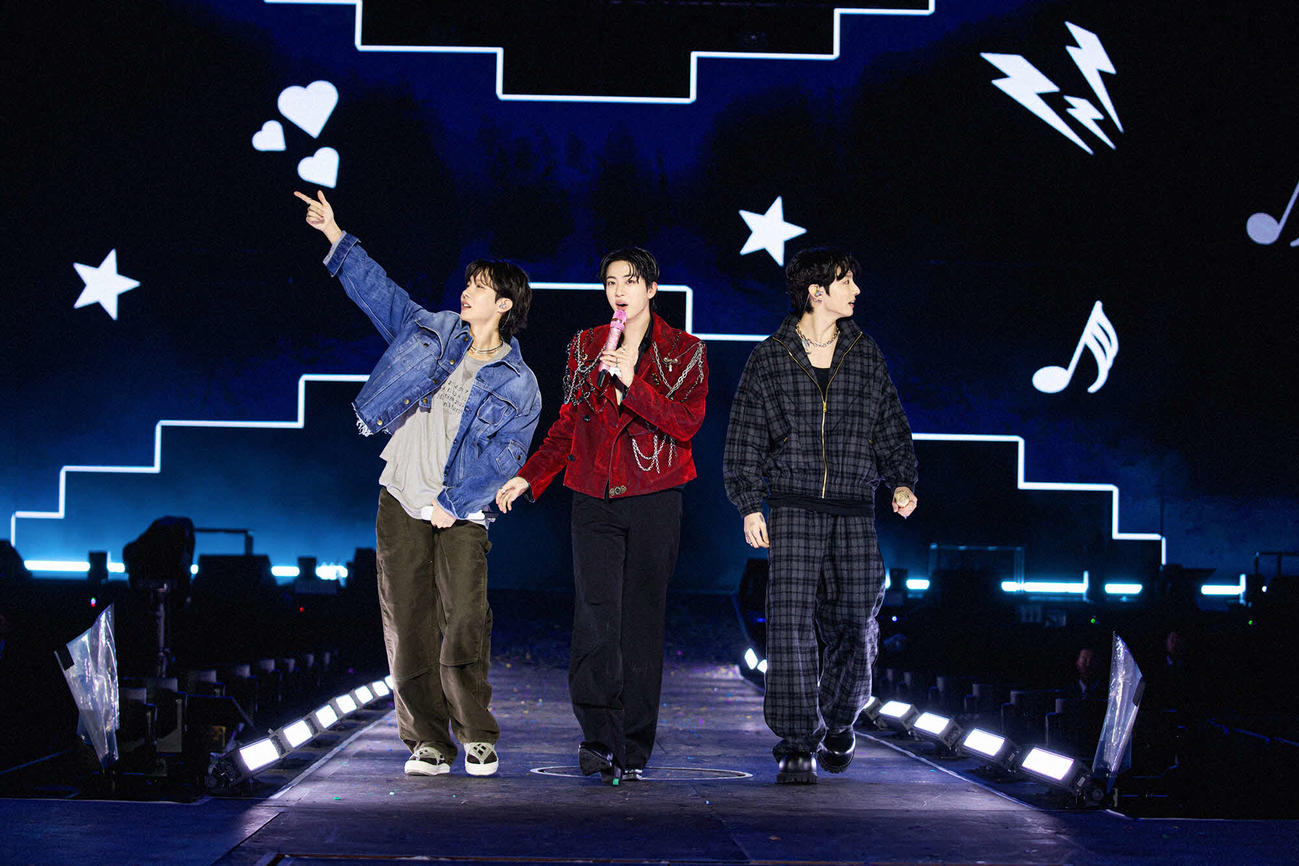 JIN（中央）初のソロワールドツアーファイナル「#RUNSEOKJIN_EP.TOUR_ENCORE」にゲスト出演したJ－HOPE（左）とJUNG KOOK (P)＆(C)BIGHIT MUSIC