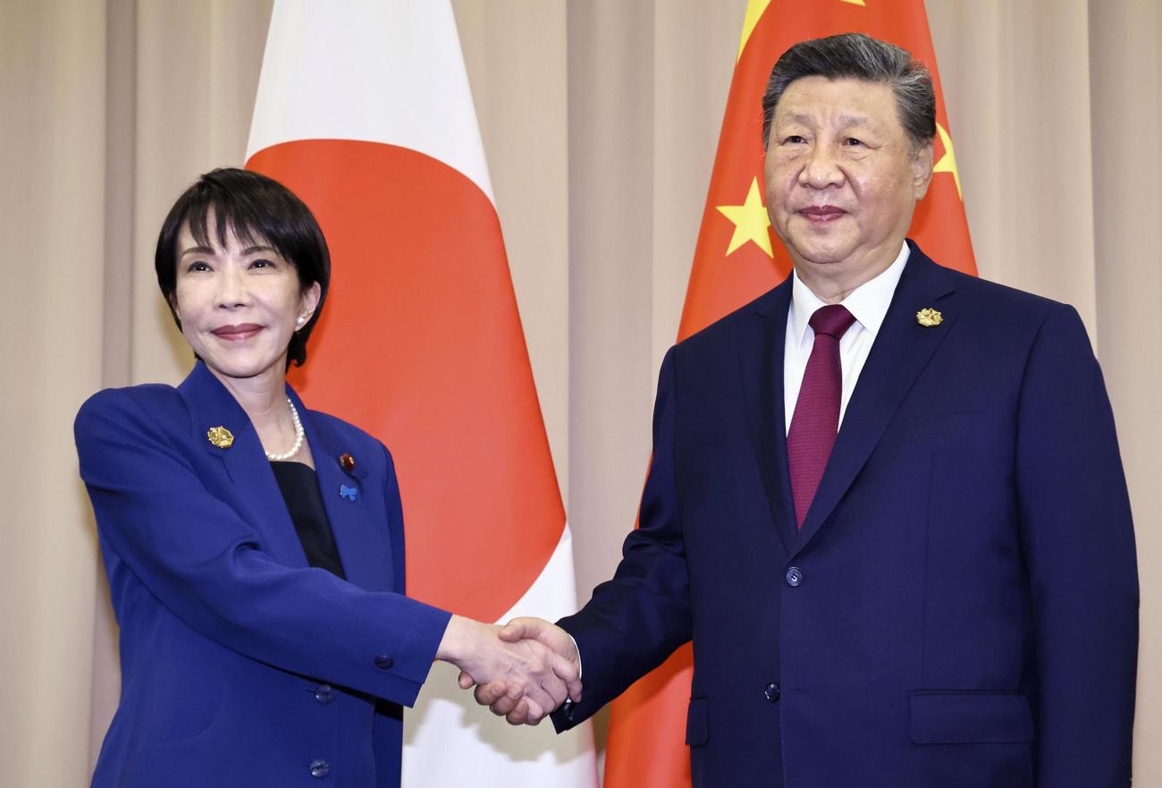 日中首脳会談を前に中国の習近平国家主席（右）と握手を交わす高市首相（代表撮影・共同）