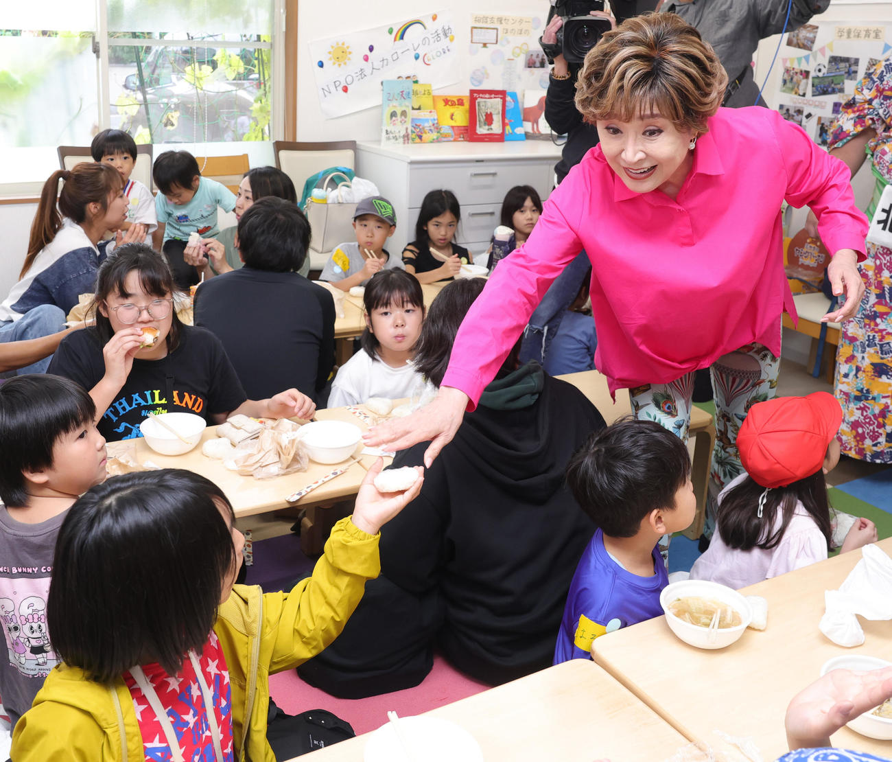「認定NPO法人カローレ」の子ども食堂で、おにぎりを振る舞った小林幸子。子どもたちにも笑顔の輪が広がった（撮影・野上伸悟）