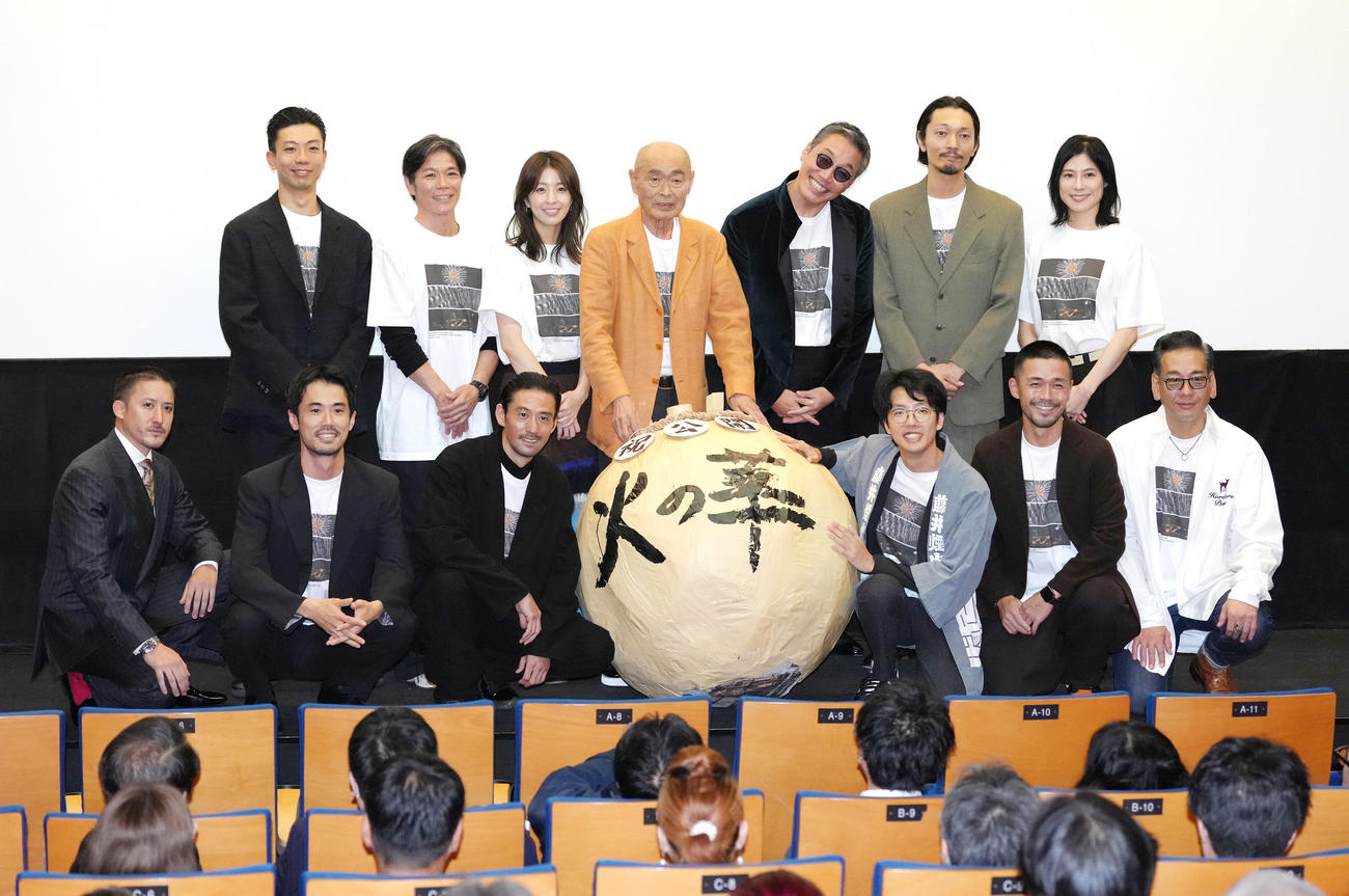 映画「火の華」舞台あいさつに登壇した出演者ら。前列左から今村謙斗、原雄治郎、山本一賢、小島央大監督、新岡潤、山崎潤、後列左からYUTA KOGA、ゆかわたかし、柳ゆり菜、伊武雅刀、松角洋平、田中一平、遠藤祐美（撮影・足立雅史）