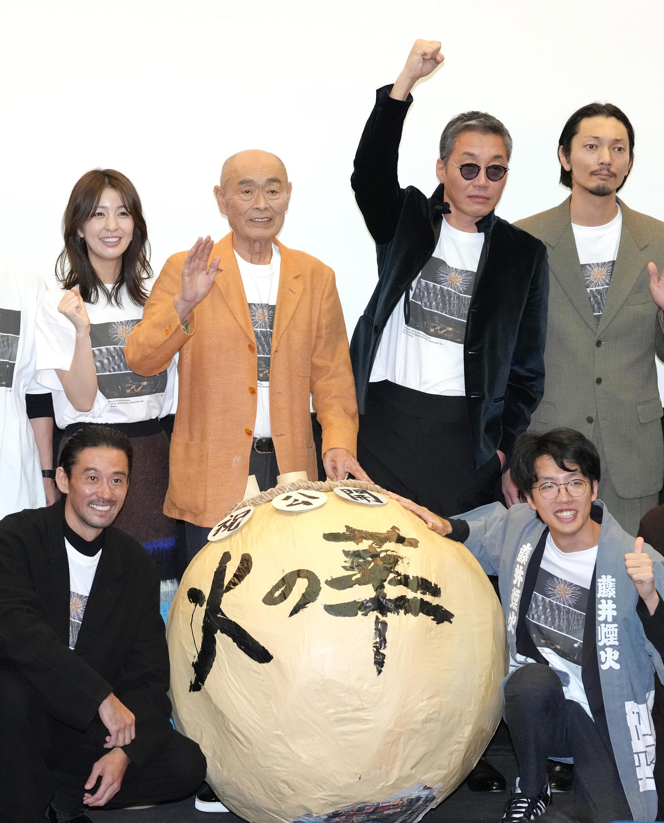 映画「火の華」舞台あいさつに登壇した、前列左から山本一賢、小島央大監督、後列左から柳ゆり菜、伊武雅刀、松角洋平、田中一平（撮影・足立雅史）