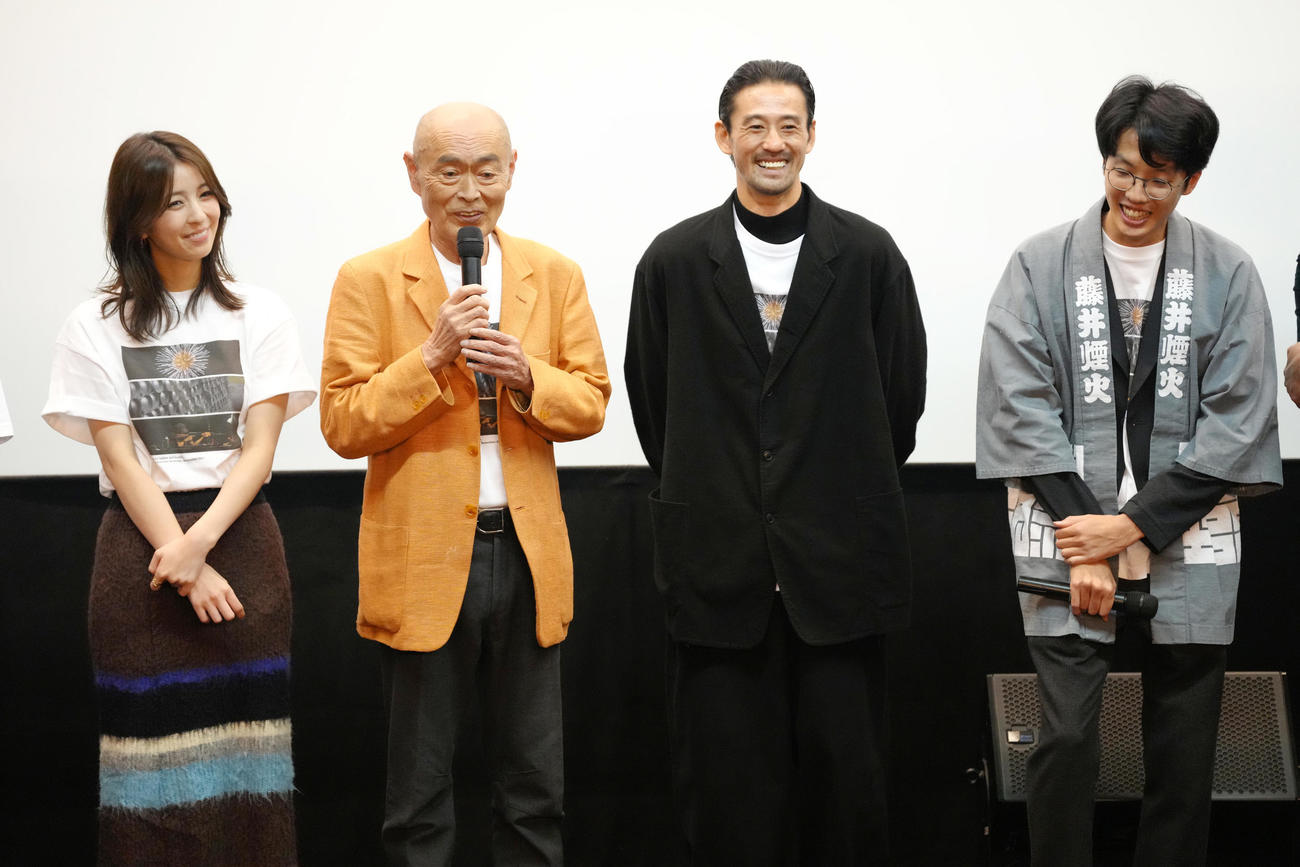映画「火の華」舞台あいさつに登壇した、左から柳ゆり菜、伊武雅刀，山本一賢、小島央大監督（撮影・足立雅史）