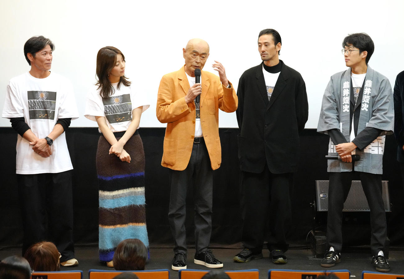 映画「火の華」舞台あいさつに登壇し、映画について語る伊武雅刀（中央）（撮影・足立雅史）