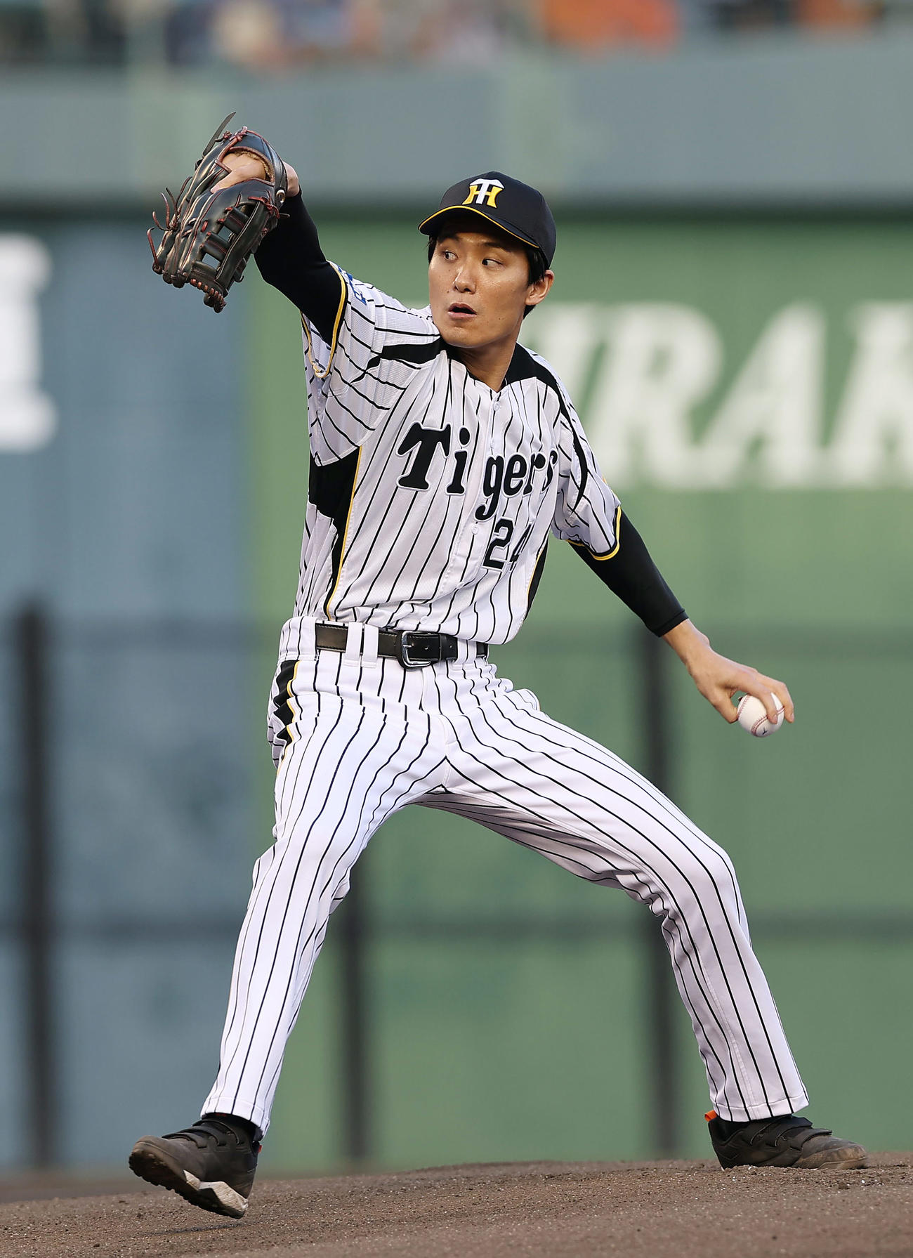阪神対DeNA　ファーストピッチセレモニーで投球する松谷鷹也（2025年5月撮影）