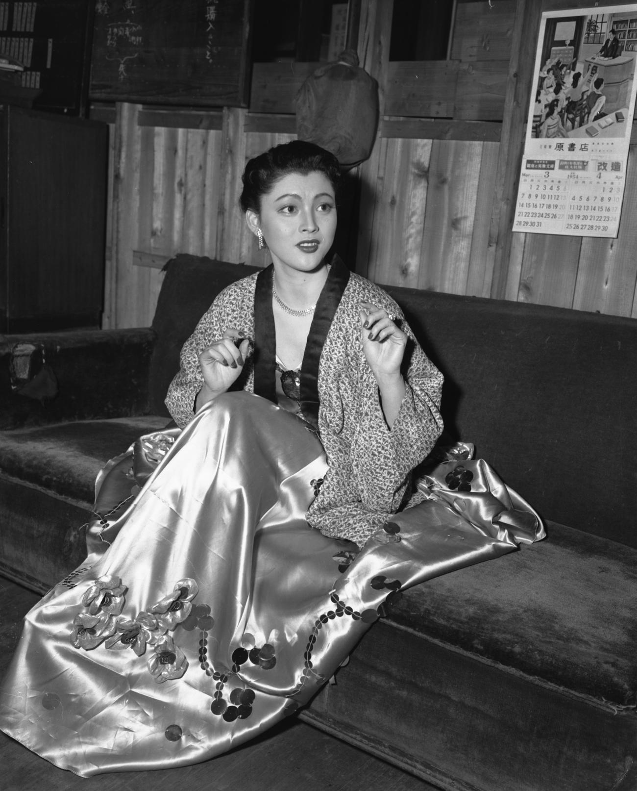 岡田茉莉子は日劇の「春のおどり」に出演してモダンバレエを躍る（1954年3月撮影）