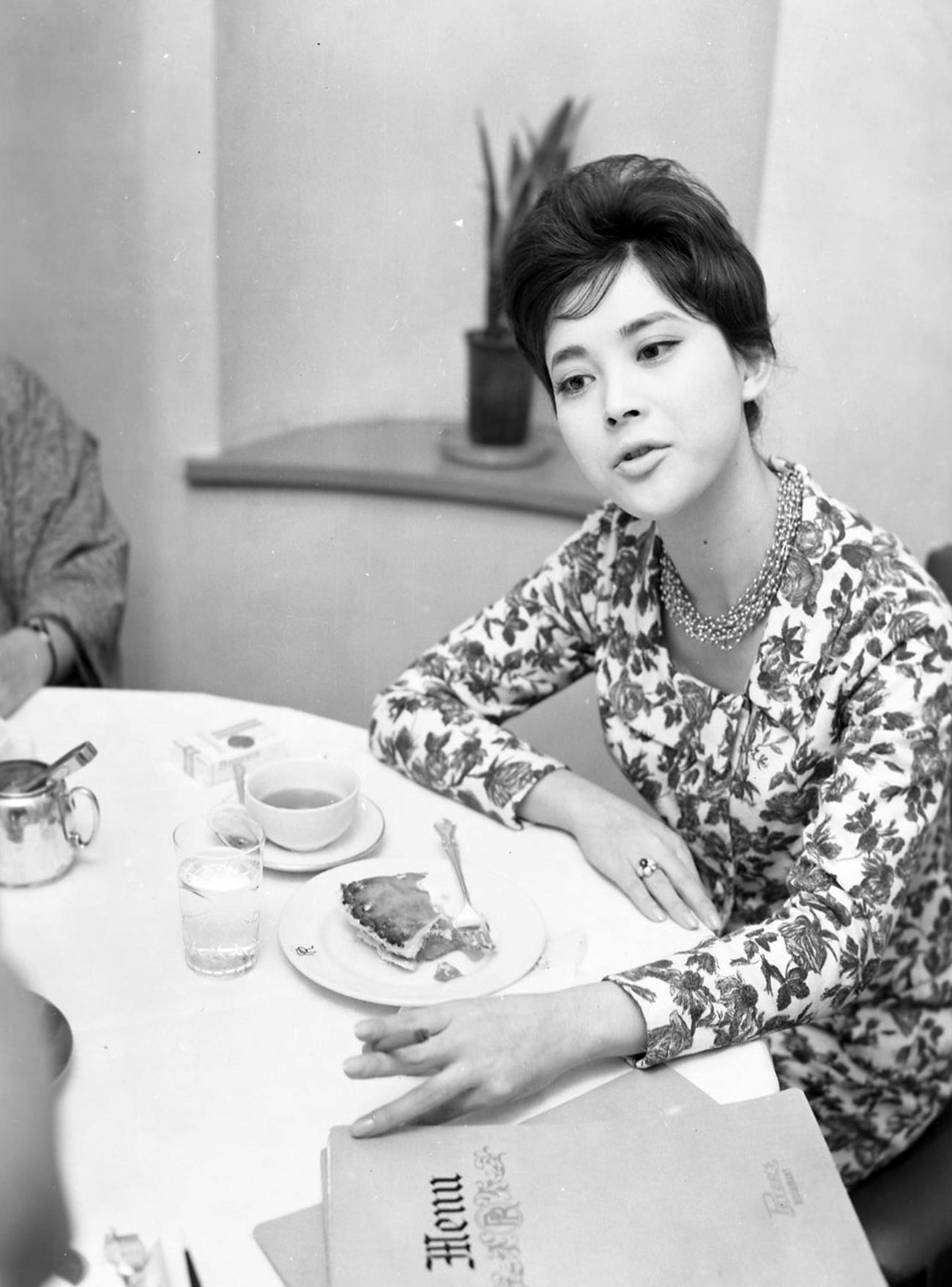 岡田茉莉子写真館　「テレビ出演は大きな魅力」と語る松竹の看板女優、岡田茉莉子（1961年2月撮影）