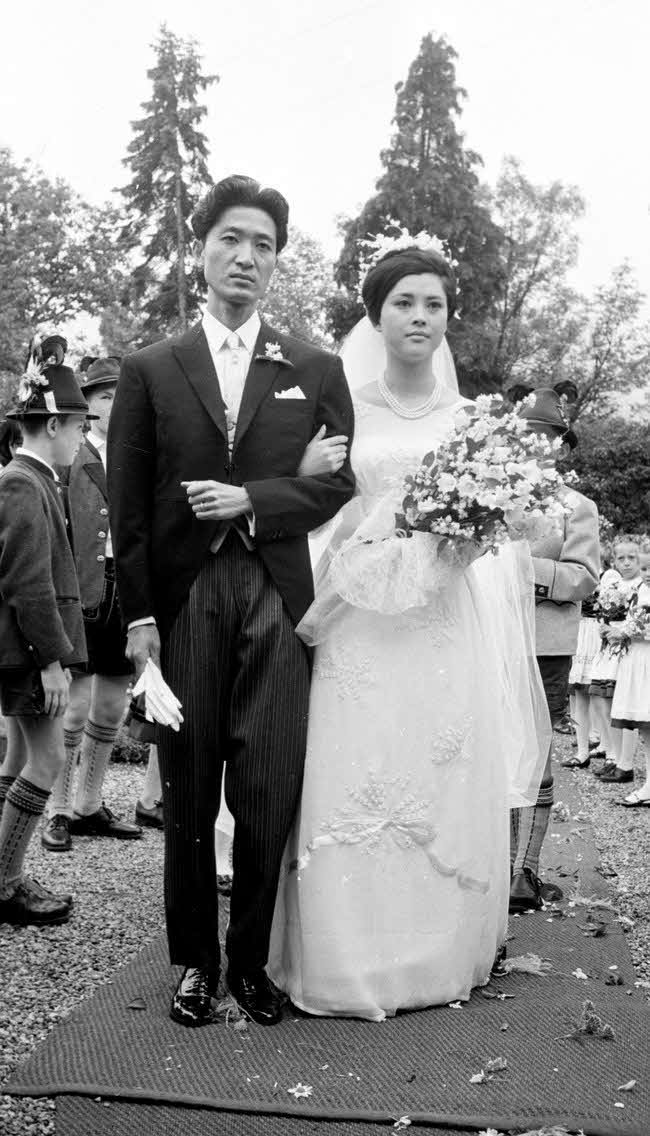 64年、西ドイツで挙式した吉田喜重監督（左）と岡田茉莉子