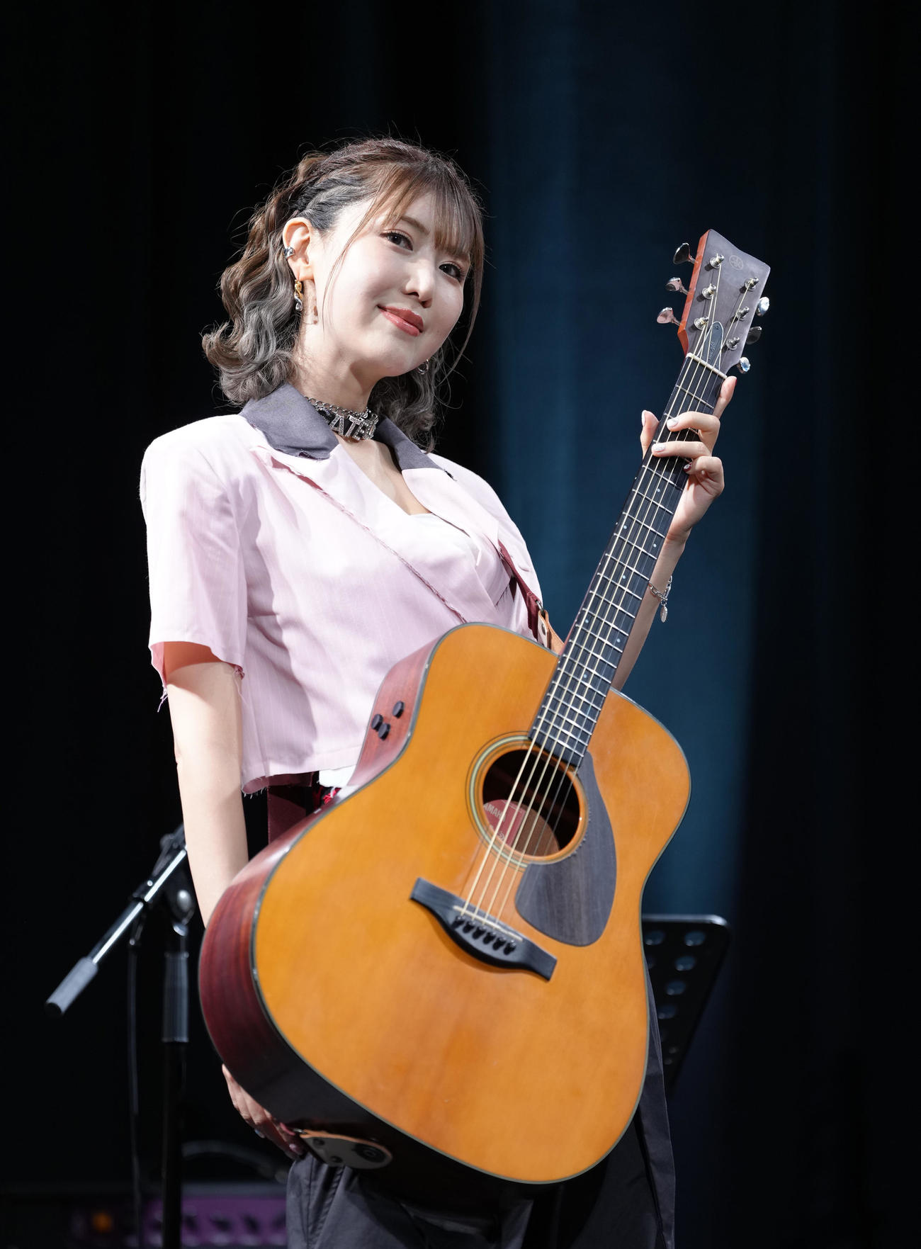 ステージ上で笑顔を見せるおかゆ（撮影・足立雅史）