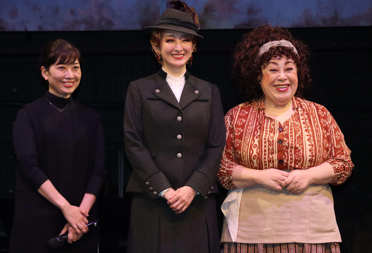 ミュージカル「バグダッド・カフェ」の公開通し稽古を行った、左から演出の小山ゆうなさん、花總まり、森公美子