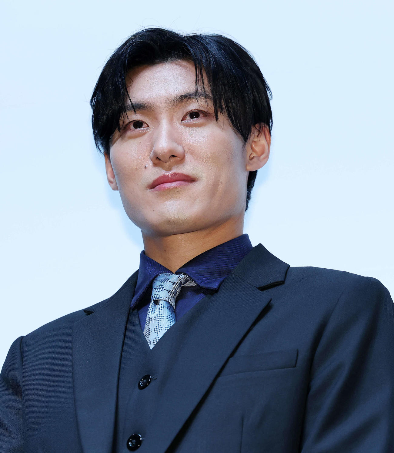 舞台あいさつで横田慎太郎さんについて涙ながらに語る松谷鷹也（撮影・鈴木正人）