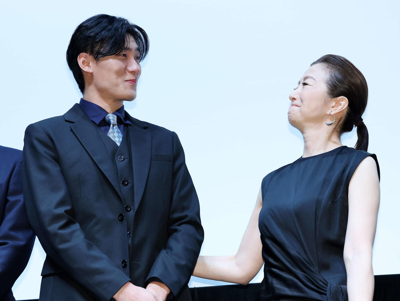 舞台あいさつで横田慎太郎さんについて涙ながらに語った松谷鷹也（左）を慰める鈴木京香（撮影・鈴木正人）