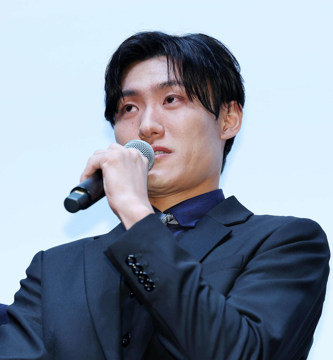 舞台あいさつで横田慎太郎さんについて涙ながらに語る松谷鷹也（撮影・鈴木正人）