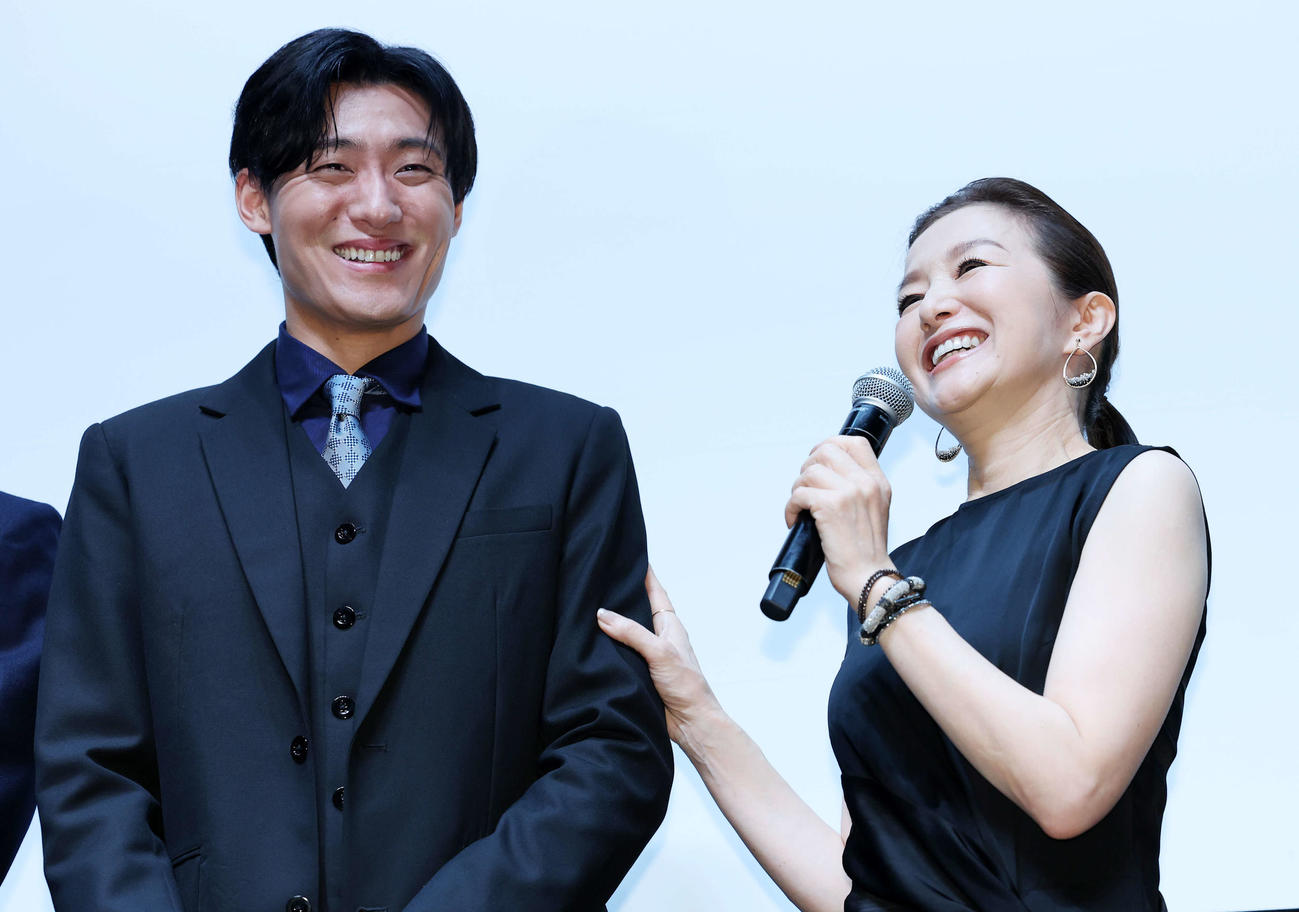 舞台あいさつに笑顔で臨む松谷鷹也（左）と鈴木京香（撮影・鈴木正人）