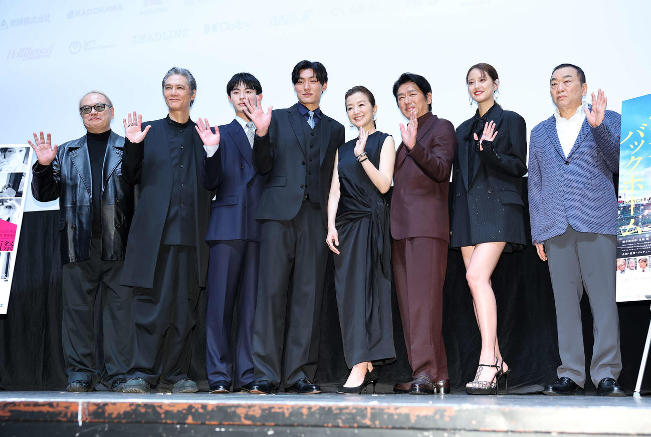 映画「栄光のバックホーム」の舞台あいさつを行った、左から、秋山監督、加藤雅也、前田拳太郎、松谷鷹也、鈴木京香、高橋克実、山崎紘菜、見城氏（撮影・鈴木正人）