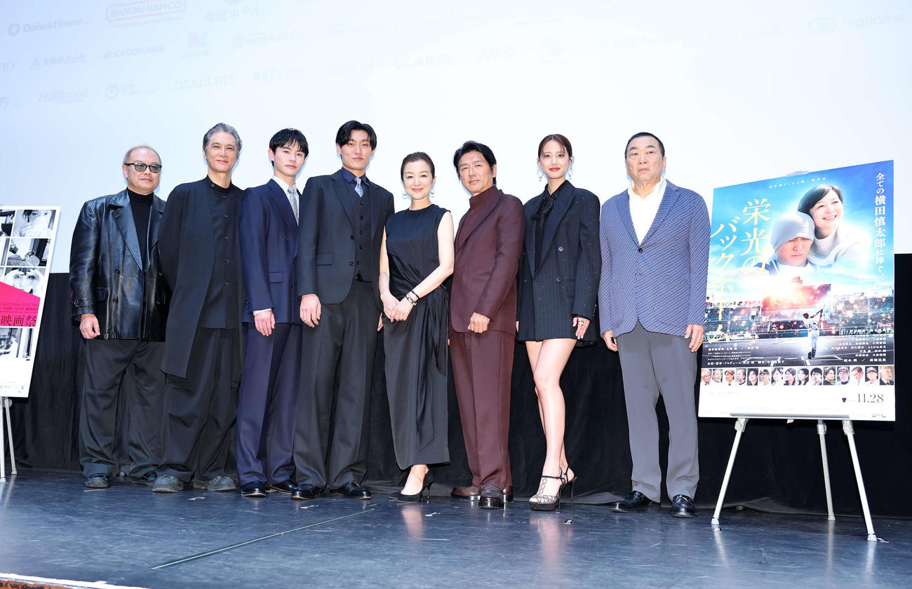 映画「栄光のバックホーム」の舞台あいさつを行った、左から、秋山監督、加藤雅也、前田拳太郎、松谷鷹也、鈴木京香、高橋克実、山崎紘菜、見城氏（撮影・鈴木正人）