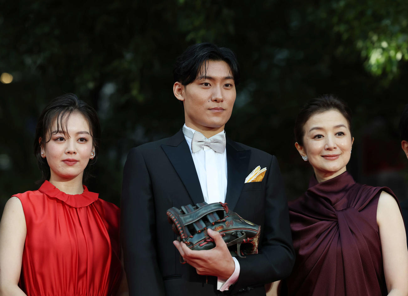 レッドカーペットに「栄光のバックホーム」の主演として登場した松谷鷹也（中央）はグローブを手に持つ。左は伊原六花、右は鈴木京香（撮影・増田悦実）