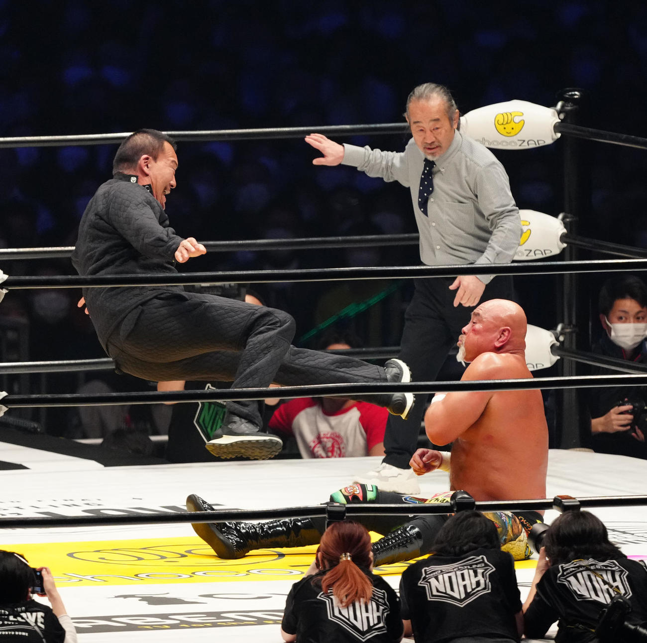 武藤敬司引退興行で武藤にシャイニングウィザードを浴びせる蝶野（2023年撮影）