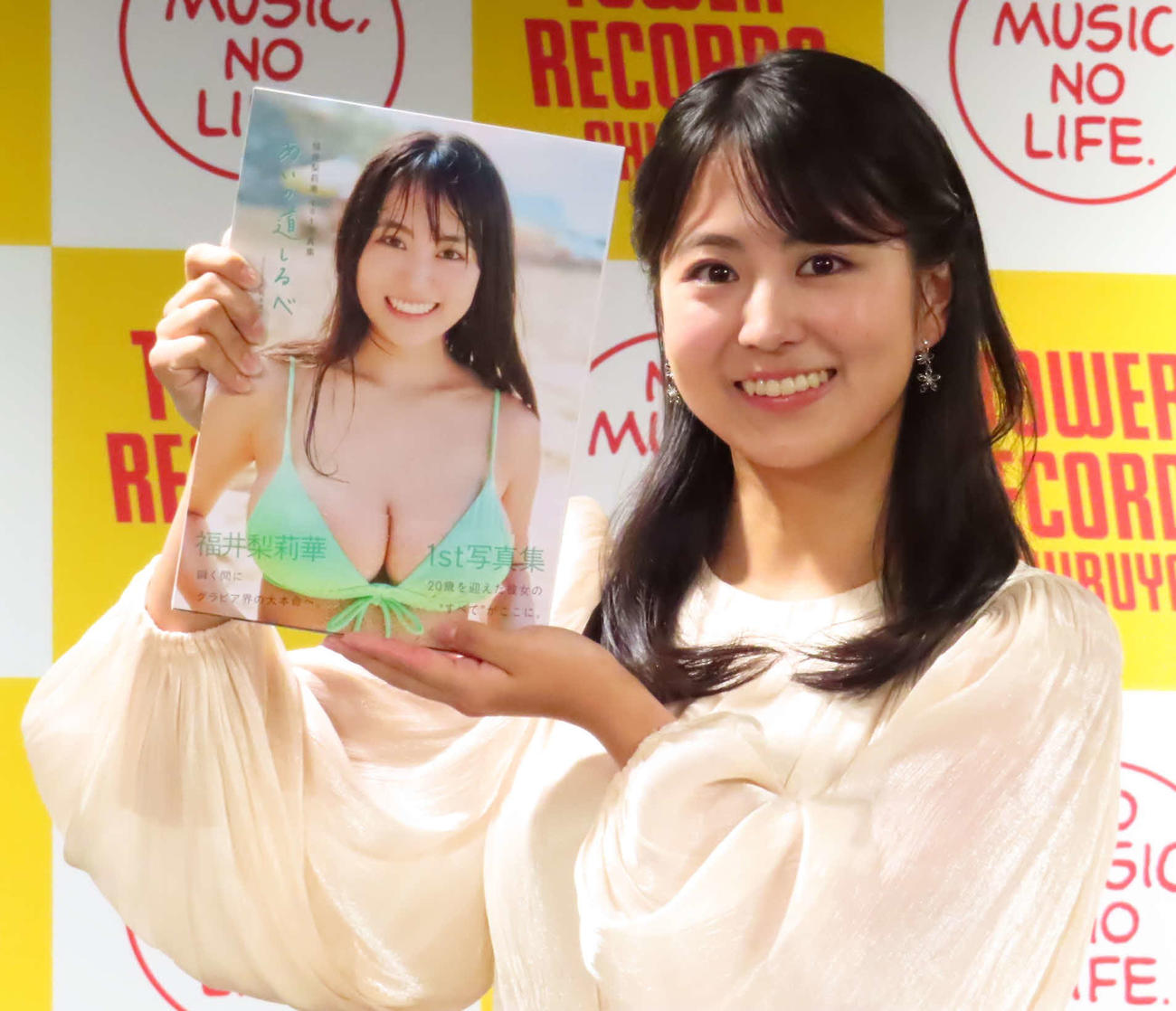 写真集「あいの道しるべ」発売記念会見に出席した福井梨莉華