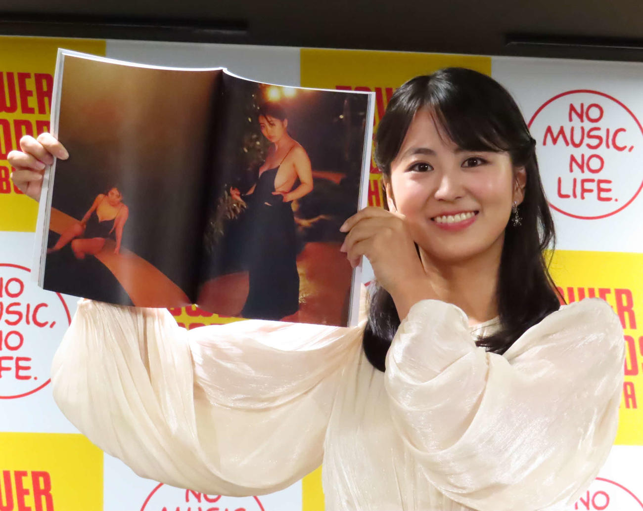 写真集「あいの道しるべ」発売記念会見で、お気に入りカットを見せる福井梨莉華