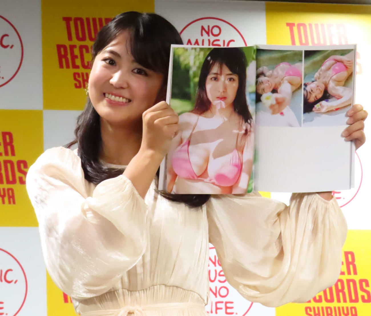 写真集「あいの道しるべ」発売記念会見で、お気に入りカットを見せる福井梨莉華