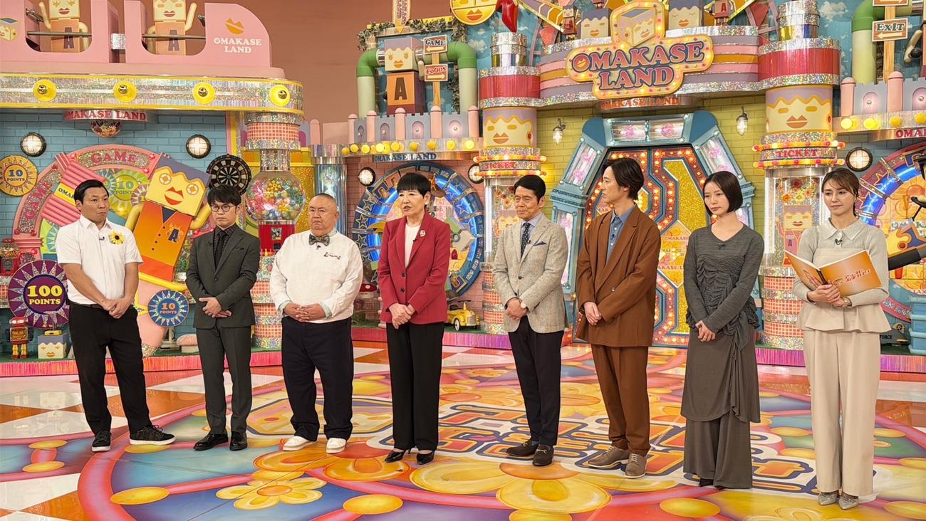 2日放送の「アッコにおまかせ！」で挨拶する出演者。左から4人目が和田アキ子