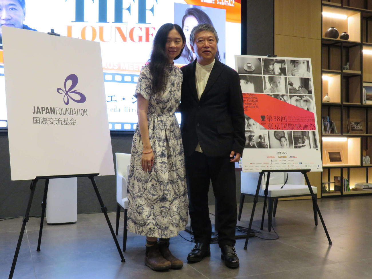 東京国際映画祭と国際交流基金の企画「交流ラウンジ」で対談したクロエ・ジャオ監督と是枝裕和監督（撮影・村上幸将）