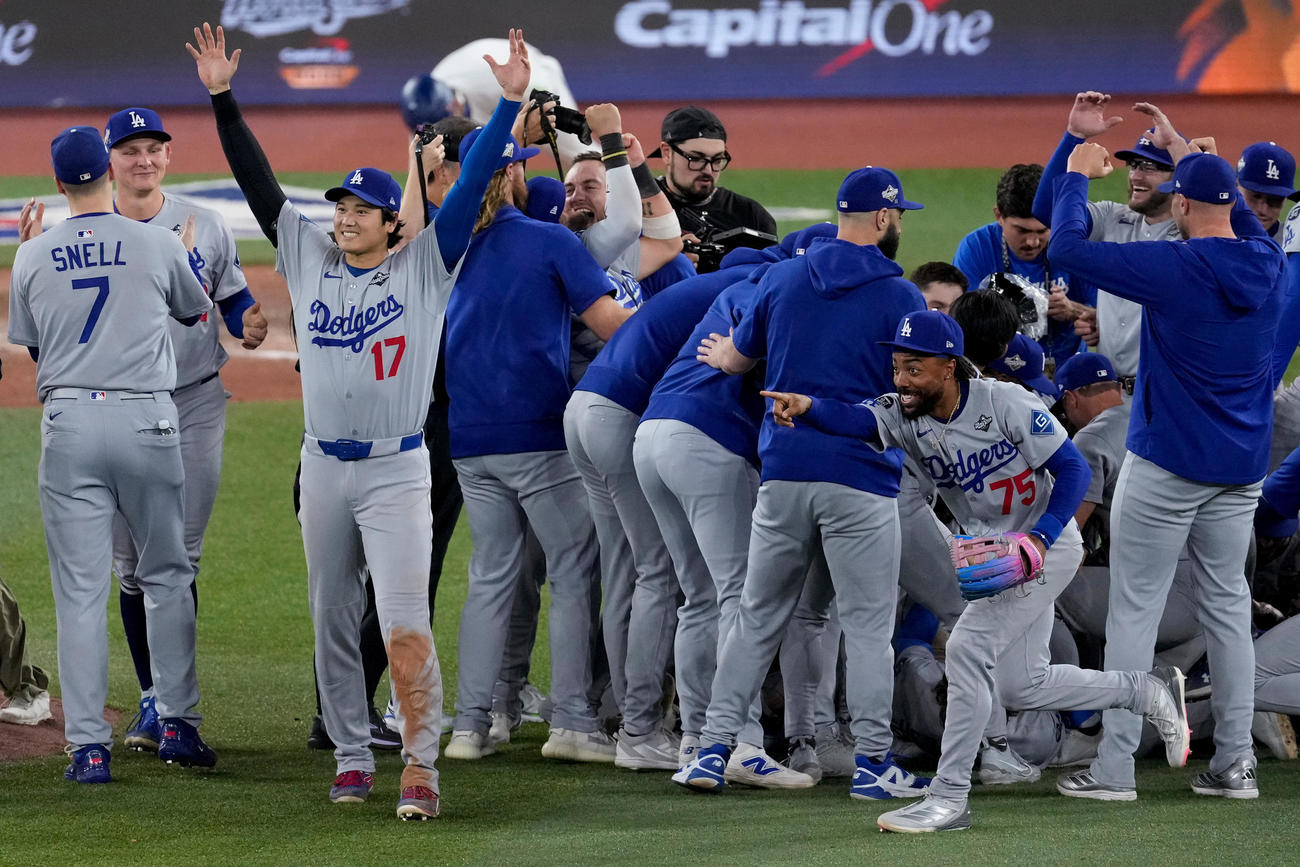 ワールドシリーズ連覇を果たし、両手を広げて喜ぶドジャース大谷翔平（左から3人目、AP）