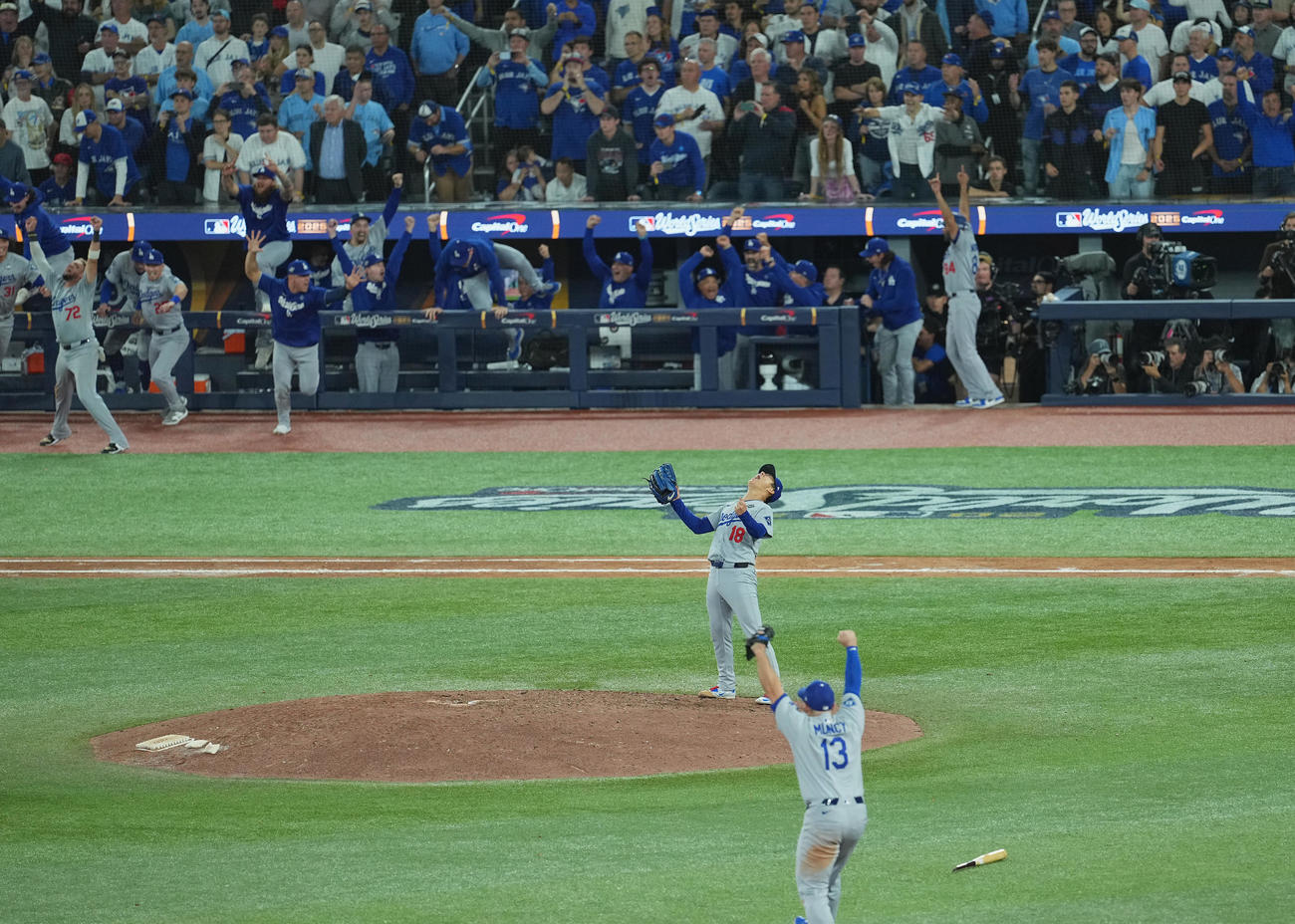 ワールドシリーズ第7戦　世界一を決め、マウンドで雄たけびを上げるドジャース山本（撮影・菅敏）