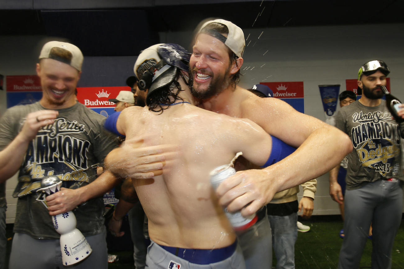 上半身裸で抱き合うロサンゼルス・ドジャースのクレイトン・カーショーとエンリケ・ヘルナンデス（AP）