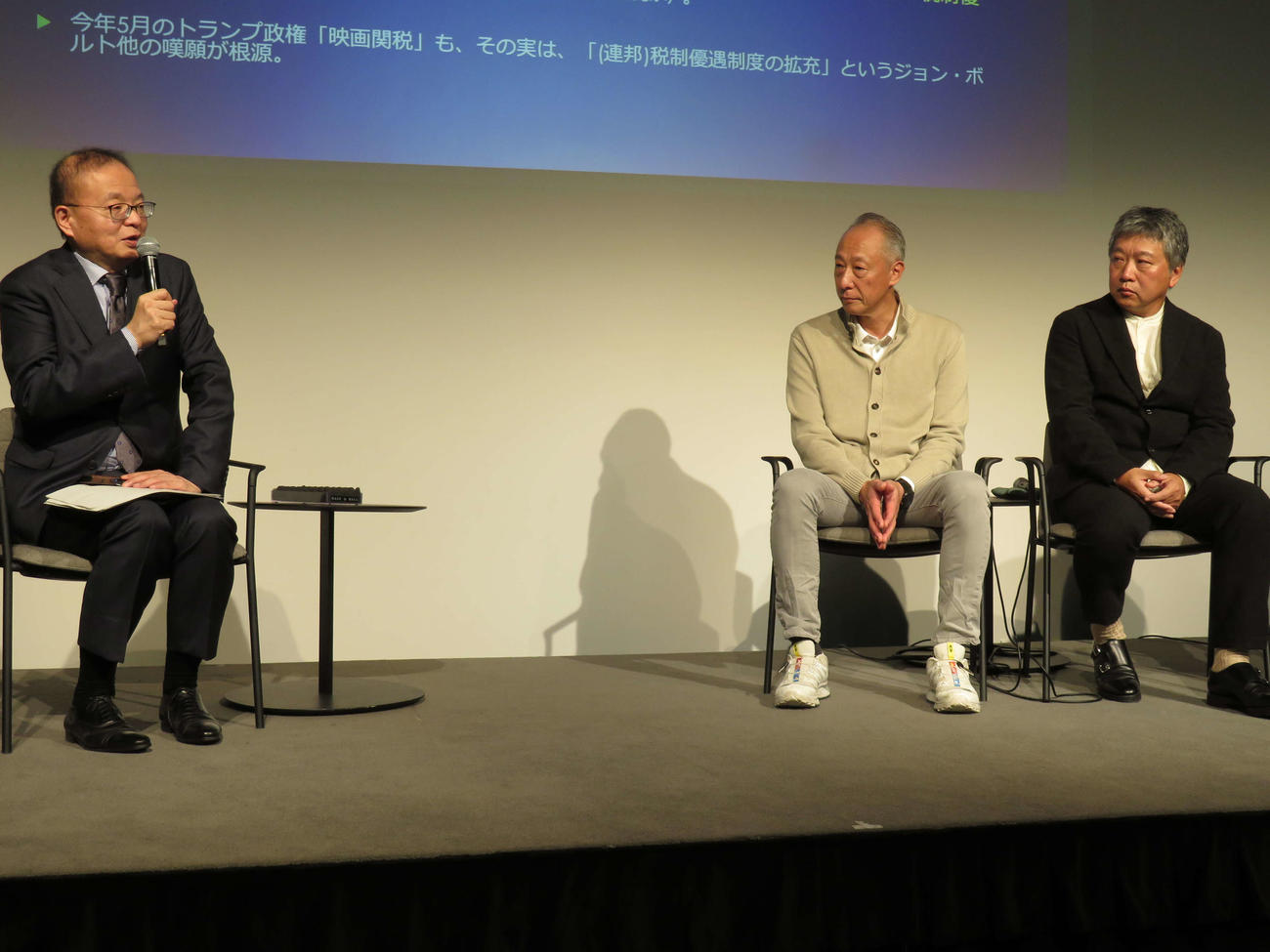 東京国際映画祭で開催された「シネマ・コネクティング・ジャパン官民連携フォーラム」で語り合う、左から中原裕彦内閣府知的財産戦略推進事務局長、東宝の松岡宏泰社長、是枝裕和監督（撮影・村上幸将）
