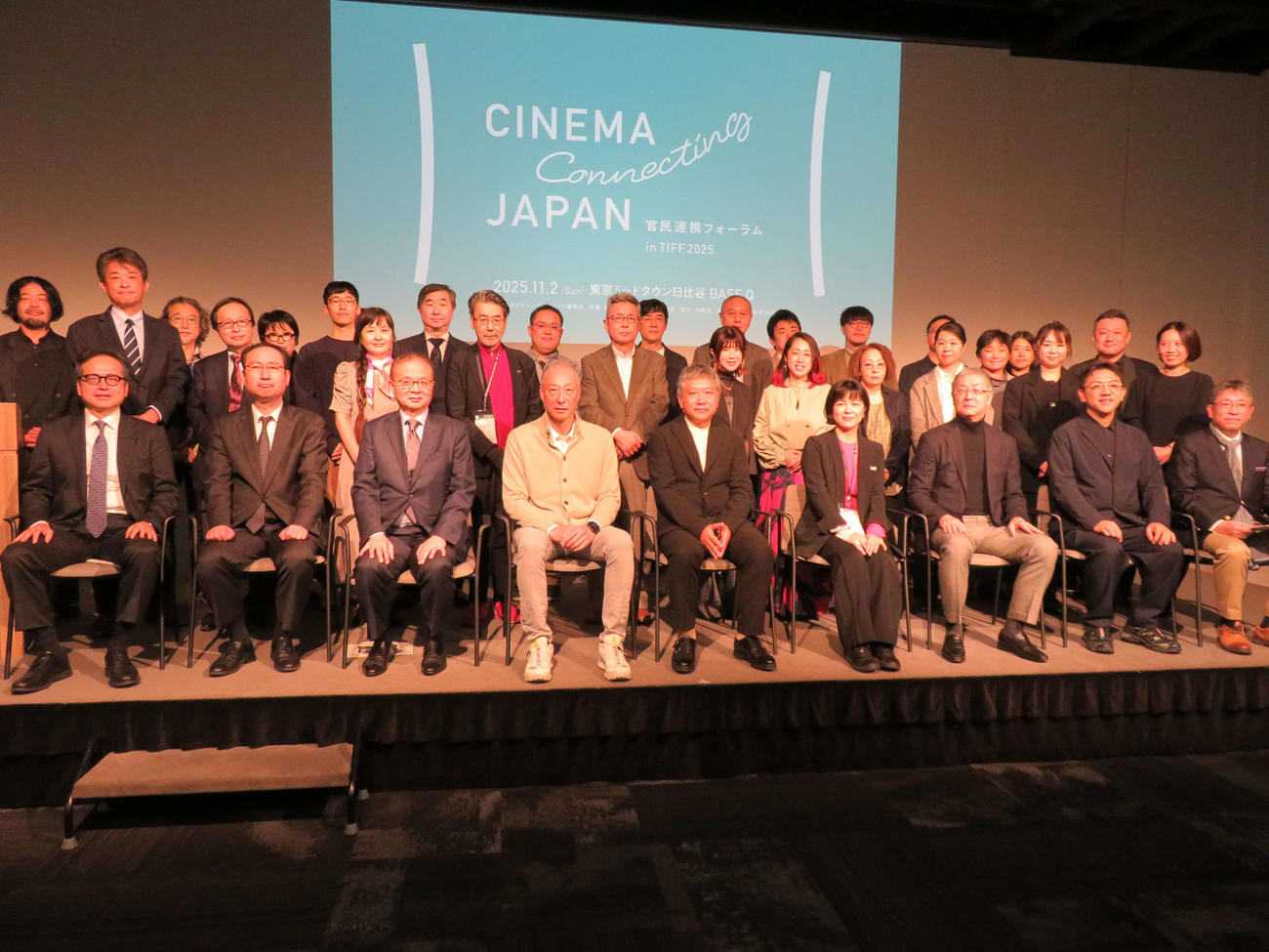 東京国際映画祭で開催された「シネマ・コネクティング・ジャパン官民連携フォーラム」に参加した、前列東宝の松岡宏泰社長（前列中央左）と是枝裕和監督（同右）ら（撮影・村上幸将）