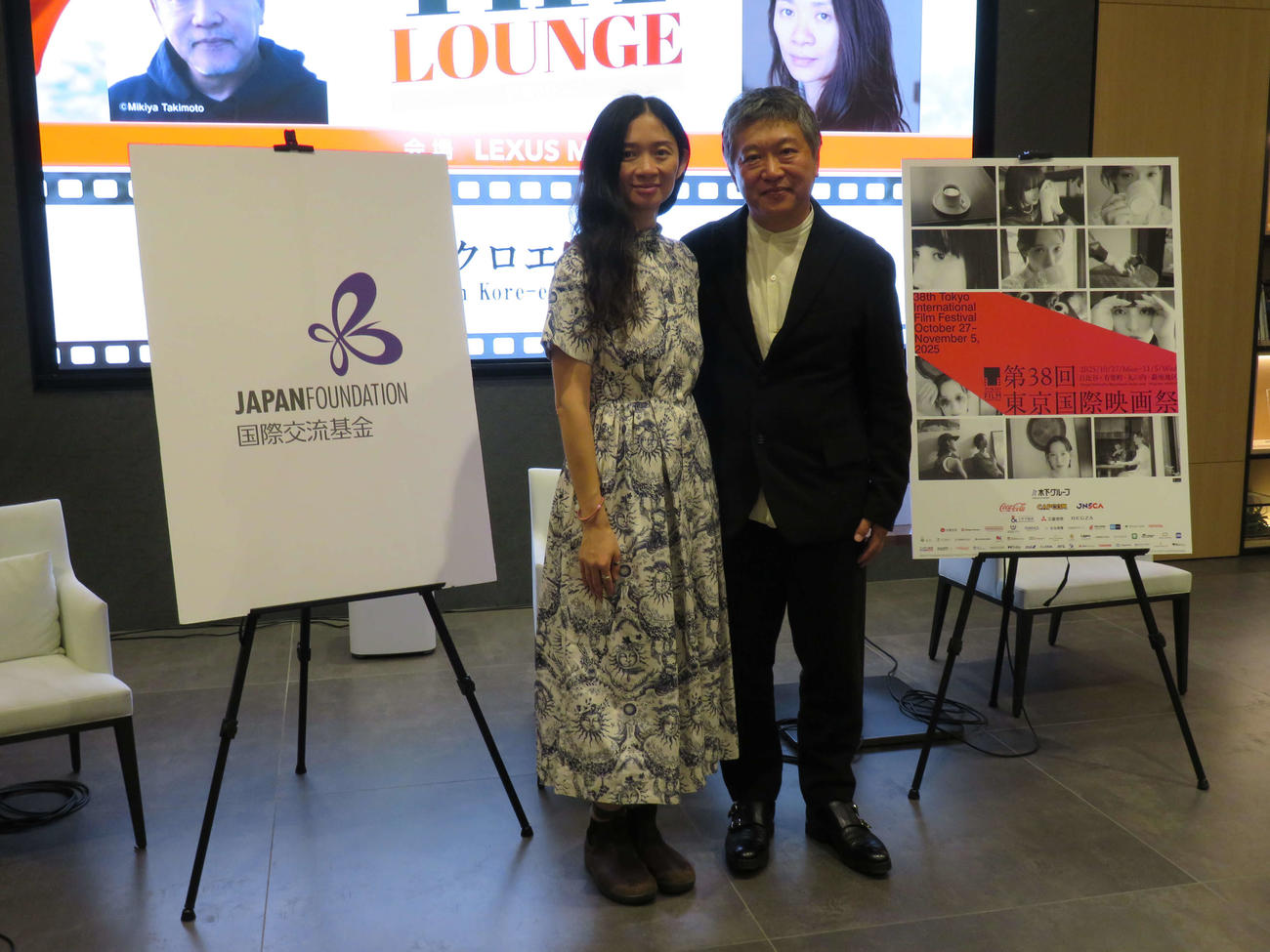 東京国際映画祭と国際交流基金の企画「交流ラウンジ」で対談したクロエ・ジャオ監督と是枝裕和監督（撮影・村上幸将）