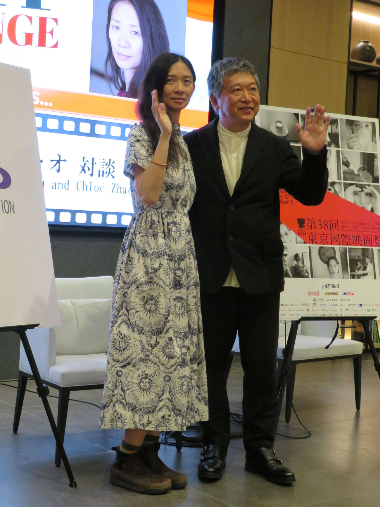 東京国際映画祭と国際交流基金の企画「交流ラウンジ」で対談したクロエ・ジャオ監督と是枝裕和監督（撮影・村上幸将）