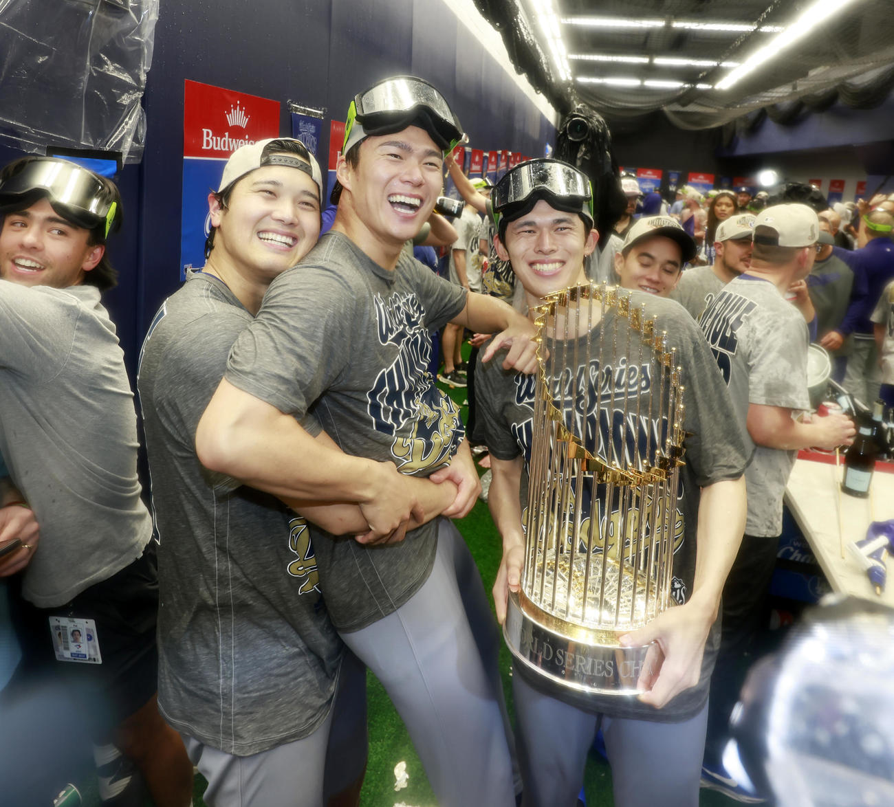 世界一を決め、トロフィーを手に笑顔を見せる、左から大谷、山本、佐々木