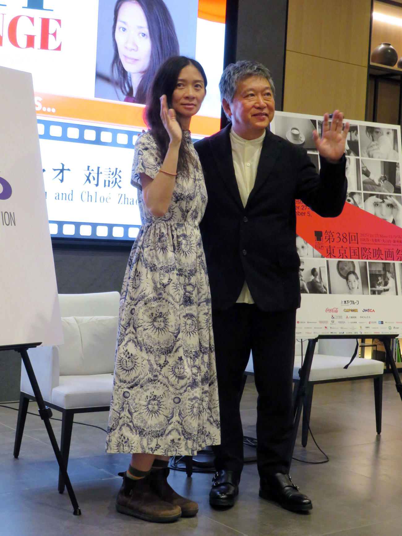 東京国際映画祭と国際交流基金の企画「交流ラウンジ」で対談したクロエ・ジャオ監督と是枝裕和監督（撮影・村上幸将）