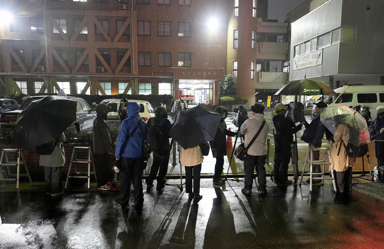 安福久美子容疑者が出頭した名古屋・西署に集まった報道関係者（共同）