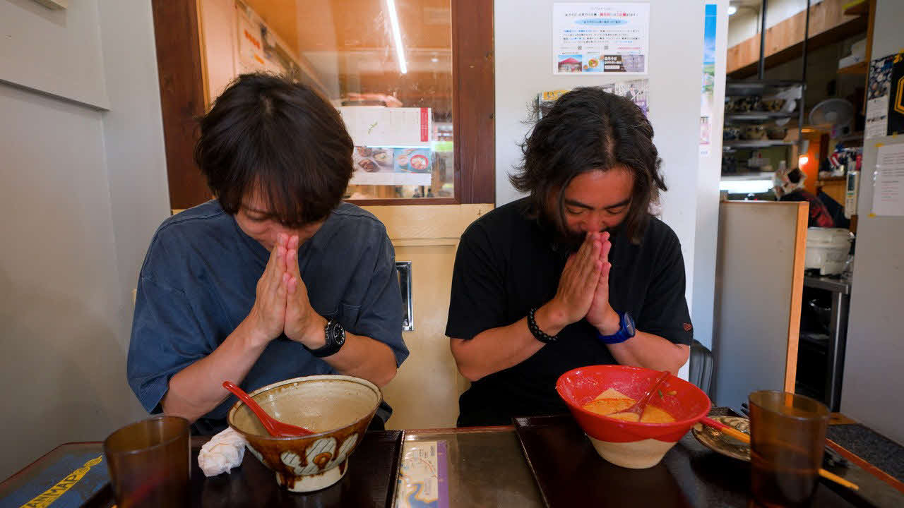 公式YouTubeチャンネル「どうも、山崎育三郎です。」を開設し、1本目のスペシャルゲスト山田孝之（右）と沖縄そばを食べた山崎育三郎