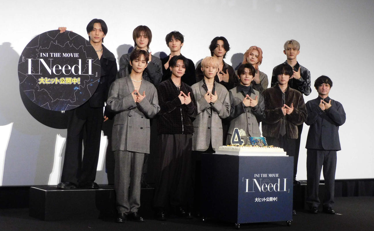 「I Need I」の公開記念舞台あいさつに登壇した、前列左から後藤威尊、藤牧京介、木村柾哉、高塚大夢、尾崎匠海、榊原監督、後列左から池﨑理人、佐野雄大、許豊凡、西洸人、松田迅、田島将吾（撮影・寺本吏輝）