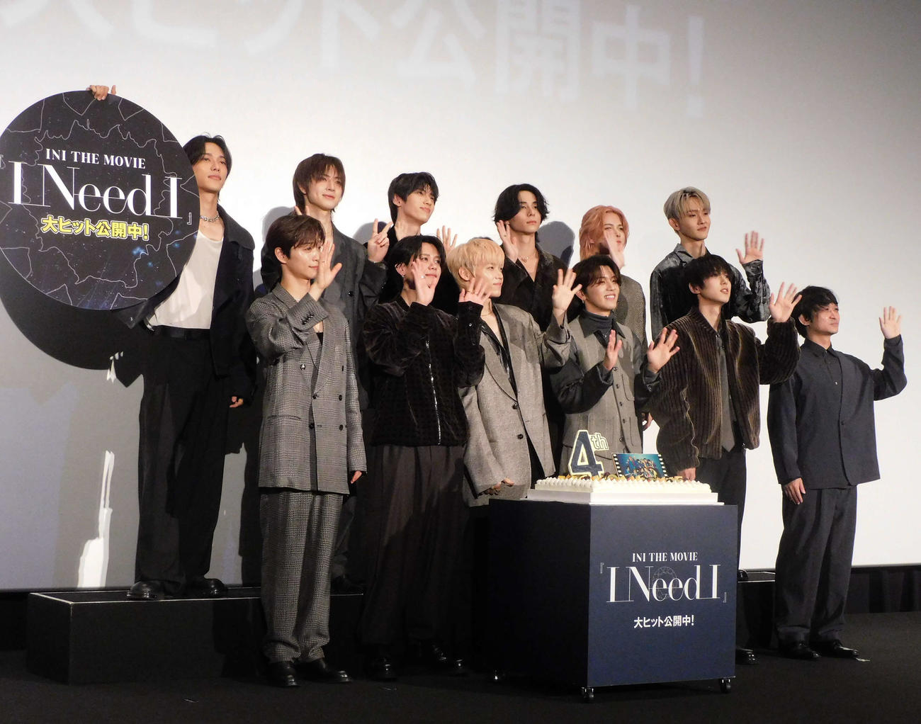 「I Need I」の公開記念舞台あいさつに登壇した、前列左から後藤威尊、藤牧京介、木村柾哉、高塚大夢、尾崎匠海、榊原監督、後列左から池﨑理人、佐野雄大、許豊凡、西洸人、松田迅、田島将吾（撮影・寺本吏輝）