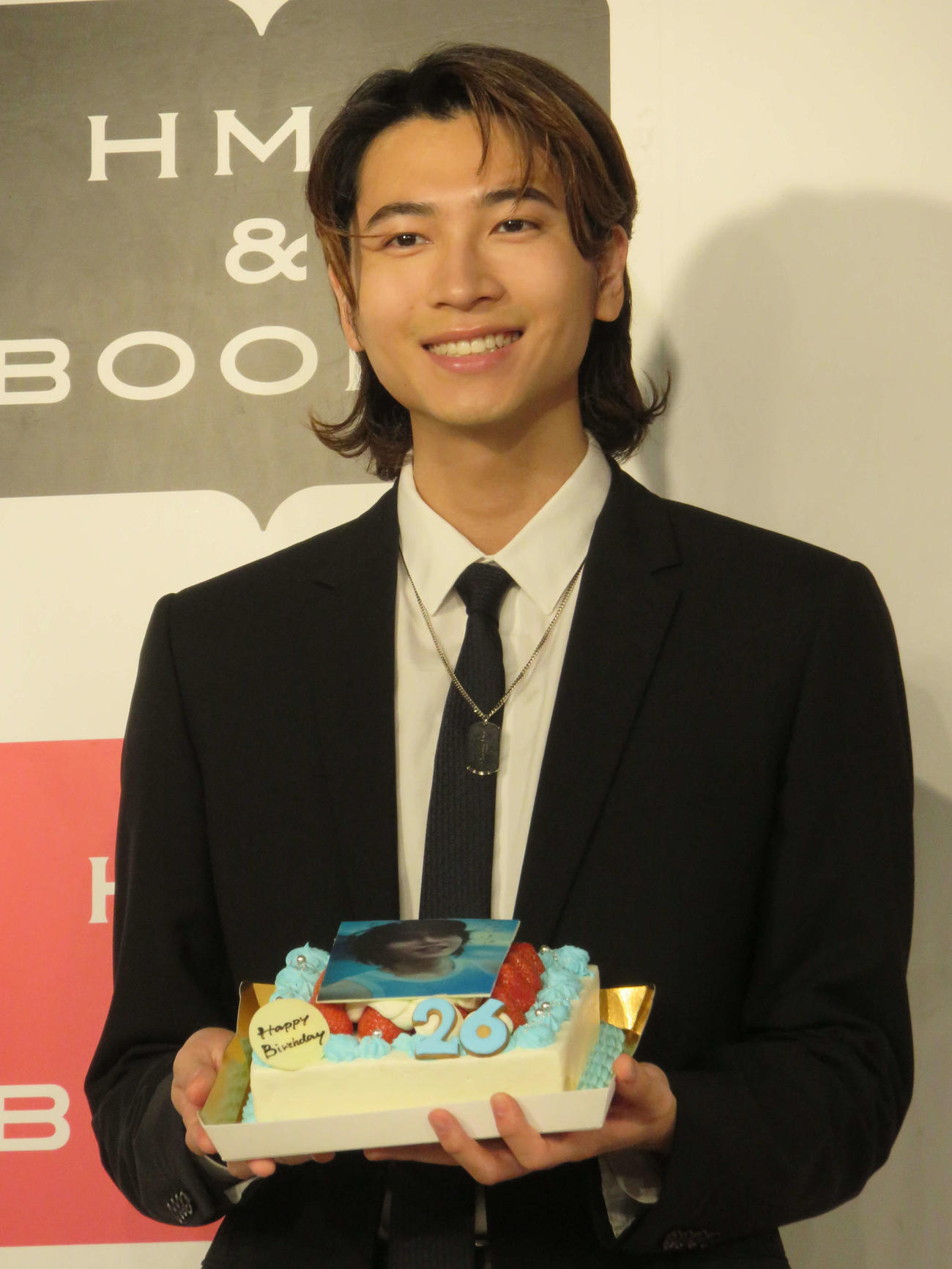 26歳のバースデーケーキを見せる庄司浩平
