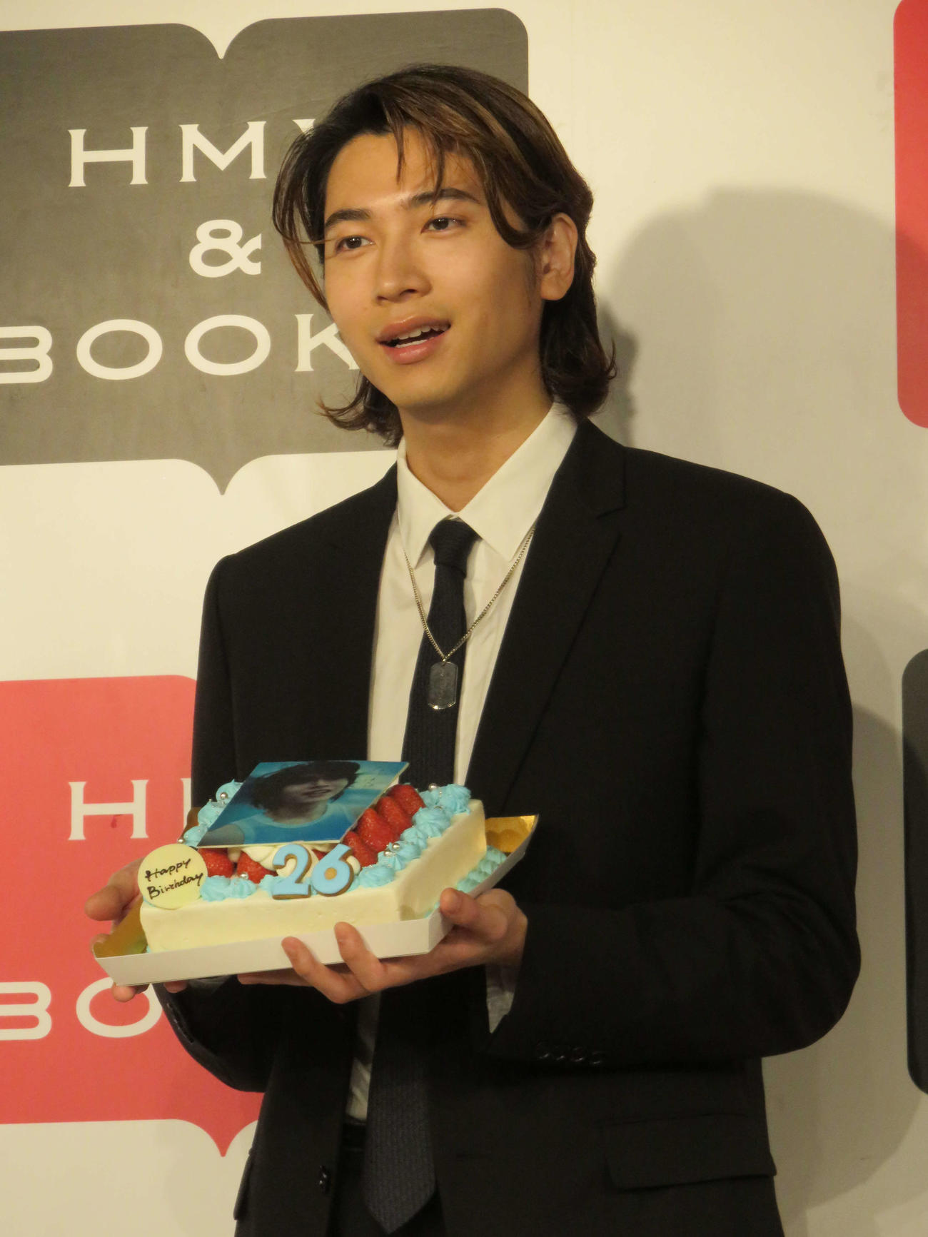 26歳のバースデーケーキを見せる庄司浩平