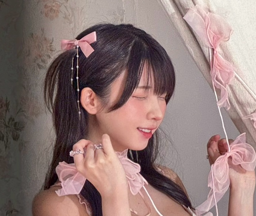 ランジェリーショットを披露したえなこ（えなこのインスタグラムから）